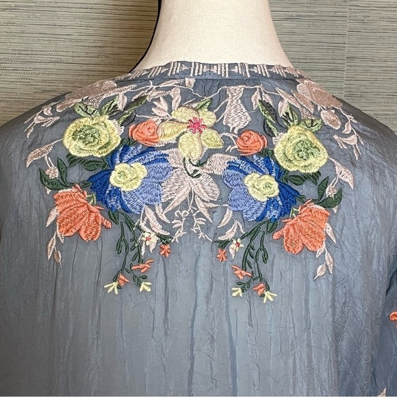 Johnny Was Taifa Blouse Blue Grey Embroidered Floral Peasant V-Neck Boho Medium - Picture 8 of 10